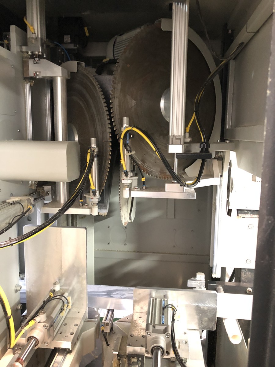 Preparación de perfiles y extremos en la fábrica de Industrias JL